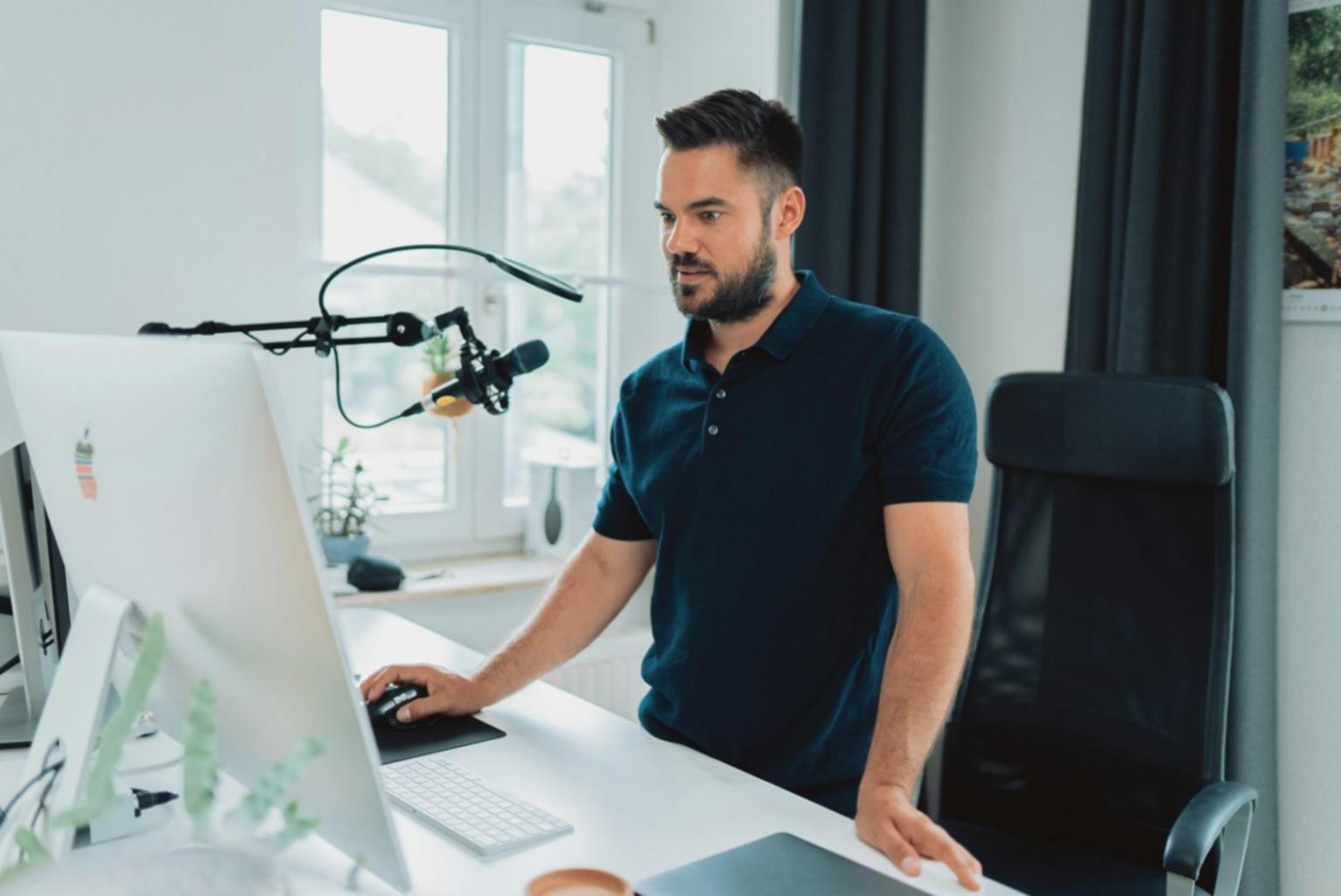 Professionelle Beratungssituation mit Dokumenten und Laptop auf einem Tisch